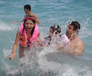 Antalya'da Oyunu Kullanan Denize Koştu