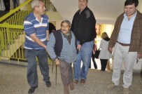 ENGELLİ VATANDAŞ - İki Bacağı Olmayan Engelli Vatandaşın 'Oy Kullanma' Çilesi