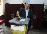 AMIR ÇIÇEK - Muğla Valisi Amir Çiçek Oyunu Kullandı