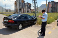 RAMAZAN ŞAHIN - Otomobil Elektrik Direğine Çarptı Açıklaması 2 Yaralı