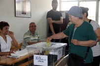 Oy Kullanmak İçin Erkenden Sandıklara Koştular