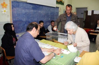 Yalova'da Oy Kullanma İşlemi Başladı