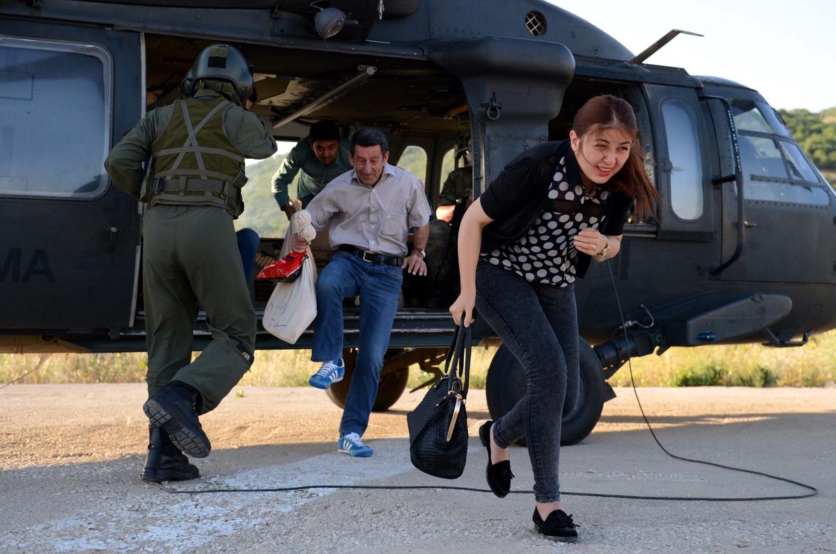 Oy pusulaları askeri helikopterle taşındı