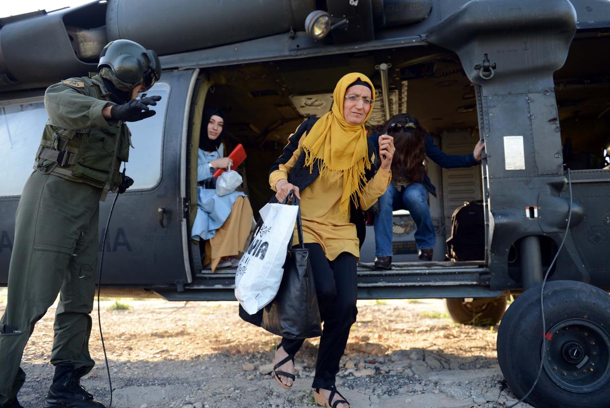 Oy pusulaları askeri helikopterle taşındı