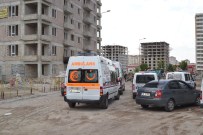 İNŞAAT İŞÇİLERİ - Tişörtü İle Kendisini Asarak İntihar Etti