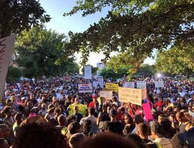ABD'de binlerce kişi polis şiddetini protesto etti