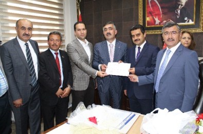 AK Partili Erdoğan Özegen Mazbatasını Aldı