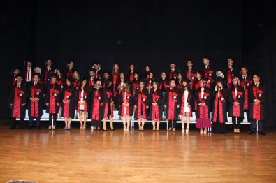 ERÜ Eczacılık Fakültesi 6. Dönem Mezunlarını Verdi