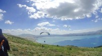 VOLEYBOL MAÇI - Havacılık Topluluğu Öğrencileri Sivrice Yamaç Paraşütü Festivali'ne Katıldı