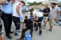 YUNUS POLİSİ - Motosikletli Polis Trafik Kazasında Yaralandı