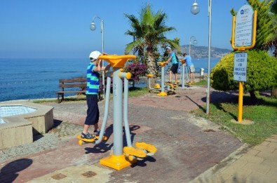 Alanya'da Sahil Yolundaki Spor Aletleri Yenilendi