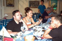 DEMET AKALIN - Demet Akalın Tatili Ve İşi Bir Arada Yürütüyor