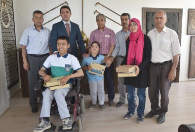 Engelli Öğrencilere Tablet Dağıtıldı