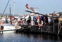 KABOTAJ BAYRAMI - Erdek'te Yağlı Direğin Bayrağını Yine Aynı Kişi Aldı