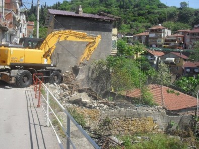 İzmit'te Eski Yapılar Yıkılıyor