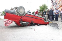 SAHİL YOLU - Kamyonet İle Otomobil Çarpıştı Açıklaması 3 Yaralı