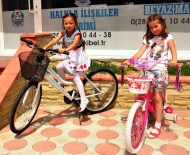 KİRAZ FESTİVALİ - Lapseki Belediye Başkanı Yılmaz'dan Çocuklara Bisiklet Hediyesi