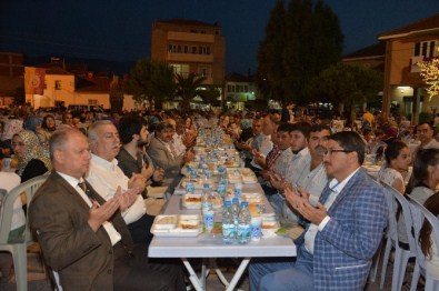 Şehzadeler'den Karaağaçlı'da İftar Sofrası