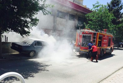Siirt'te Park Halindeki Otomobil Alev Aldı