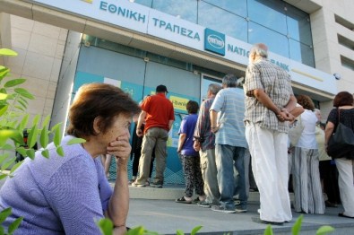 Yunanistan'da Bankalar Emekliler İçin Yeniden Açıldı