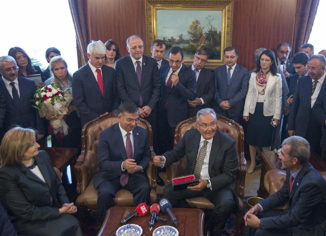 Deniz Baykal koltuğu kaybetti