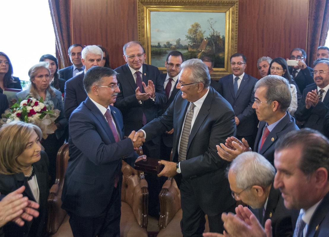 Deniz Baykal koltuğu kaybetti