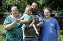 5 Yaşındaki Kızlarının Tedavisi İçin Hastane Bahçesinde Emanet Ticari Aracın İçinde Yaşıyorlar