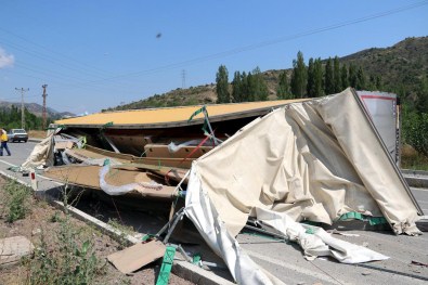 Devrilen Tır Karayolunu Trafiğe Kapattı
