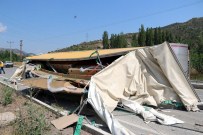 Devrilen Tır Karayolunu Trafiğe Kapattı