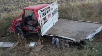 İŞÇİ SERVİSİ - İşçi Servisi Traktöre Çarptı; 2 Yaralı