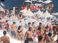 İÇMELER - Sıcaktan Bunalan Turistler Köpük Banyosu İle Serinliyor