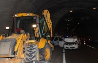 AKSAKAL - Tünelde Maddi Hasarlı Kaza