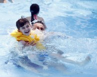 SU PARKLARI - Antalya'da Turistlerin Göbek Şovu