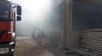 ZABITA MEMURU - Kağıt Toplama Deposunda Çıkan Yangın Korkuttu