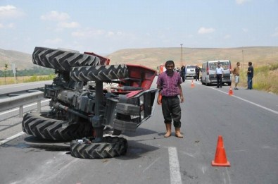 Sivas'ta Askeri Araç İle Traktör Kaza Yaptı Açıklaması 4 Yaralı
