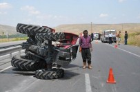 MUSTAFA SARıKAYA - Sivas'ta Askeri Araç İle Traktör Kaza Yaptı Açıklaması 4 Yaralı