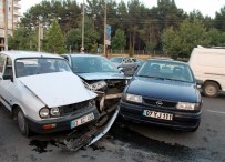 ARIF YıLDıRıM - Üç Otomobil Birbirine Girdi Açıklaması 3 Yaralı