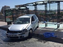 ŞIŞHANE - Direksiyon Hakimiyetini Kaybeden Sürücü, Otobüs Durağına Uçtu