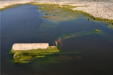 Sele Kapılan İş Makinesi Suların Çekilmesiyle Bulundu