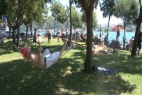 EMIRGAN - Sıcaktan Bunalan İstanbullular Denize Koştu