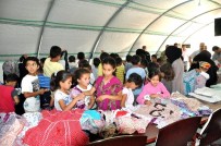 SÜLEYMAN ŞAH - Çadır Kentte 2 Bin 500 Çocuğa Bayramlık Dağıtıldı
