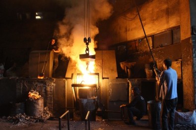 Ekmeklerini 1550 Derecelik Ateşten Çıkarıyorlar