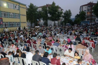 Gazipaşa Mahallesi Sakinleri İftarda Bir Araya Geldi