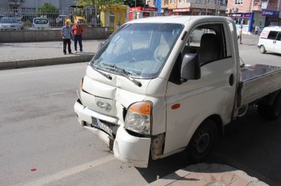 Kamyonet Polis Aracına Çarptı Açıklaması 3 Yaralı