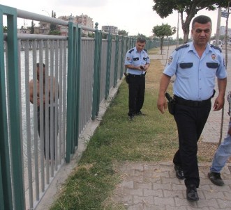 Kanala Giren Engelli Genç Polisi Alarma Geçirdi