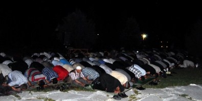 Seydişehir Kuğulu Park'ta Vatandaşlar Teravih İçin Toplandı