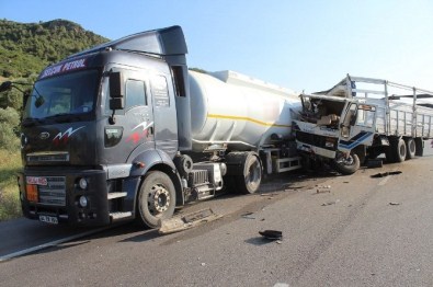 Akaryakıt Tankeri İle Kamyon Çarpıştı Açıklaması 1 Yaralı