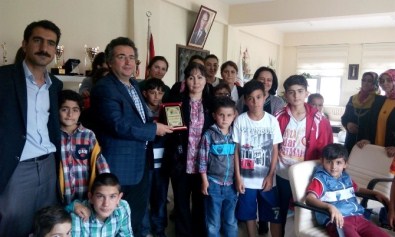 Bozok Üniversitesi Sağlık Yüksekokulun'dan Mutlu Yuva Mutlu Yaşam Derneğine Desetek