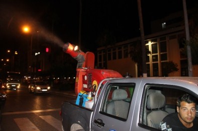 İskenderun'da Cadde Ve Sokaklara Gül Suyu Püskürtüldü