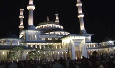 Kadir Gecesi'nde Millet Camii'ne Akın Ettiler